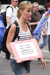 Protest gegen das Abschlachten der Grindwale in Berlin