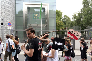 Protest gegen das Abschlachten der Grindwale in Berlin