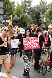 Protest gegen das Abschlachten der Grindwale in Berlin