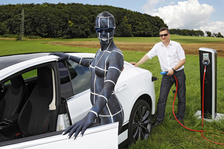 WORKING ART: Solar Tankwart / Solar Station Attendant Bodypainting