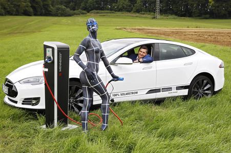 WORKING ART: Solar Tankwart / Solar Station Attendant Bodypainting