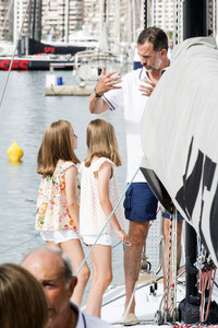Die spanische Königsfamile an Bord der Aifos in Palma de Mallorca