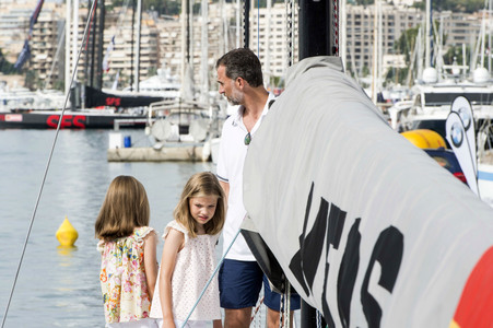 Die spanische Königsfamile an Bord der Aifos in Palma de Mallorca