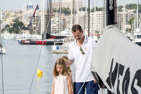 Die spanische Königsfamile an Bord der Aifos in Palma de Mallorca
