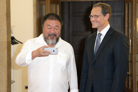 Ai Weiwei beim Eintrag ins Goldene Buch der Stadt Berlin
