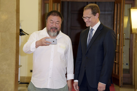 Ai Weiwei beim Eintrag ins Goldene Buch der Stadt Berlin