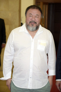 Ai Weiwei beim Eintrag ins Goldene Buch der Stadt Berlin