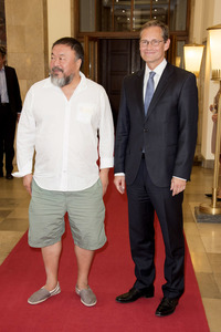 Ai Weiwei beim Eintrag ins Goldene Buch der Stadt Berlin
