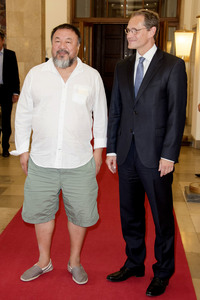 Ai Weiwei beim Eintrag ins Goldene Buch der Stadt Berlin