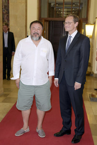 Ai Weiwei beim Eintrag ins Goldene Buch der Stadt Berlin