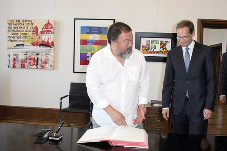 Ai Weiwei beim Eintrag ins Goldene Buch der Stadt Berlin