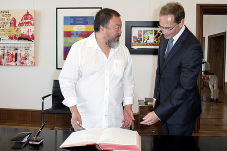 Ai Weiwei beim Eintrag ins Goldene Buch der Stadt Berlin