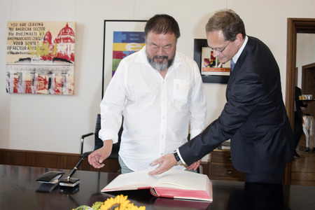Ai Weiwei beim Eintrag ins Goldene Buch der Stadt Berlin