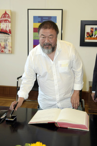 Ai Weiwei beim Eintrag ins Goldene Buch der Stadt Berlin