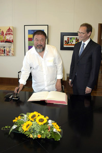 Ai Weiwei beim Eintrag ins Goldene Buch der Stadt Berlin