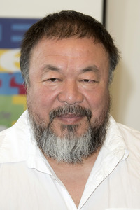 Ai Weiwei beim Eintrag ins Goldene Buch der Stadt Berlin