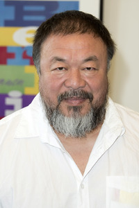 Ai Weiwei beim Eintrag ins Goldene Buch der Stadt Berlin