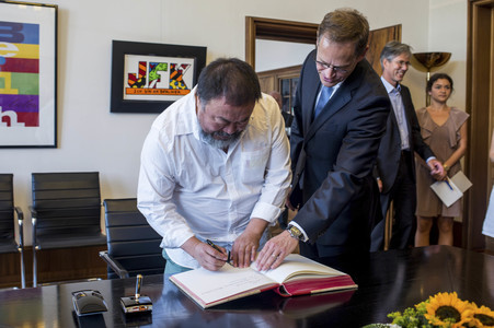 Ai Weiwei beim Eintrag ins Goldene Buch der Stadt Berlin