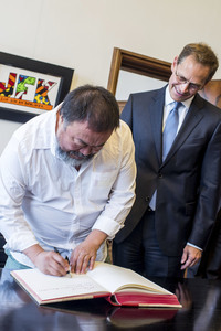 Ai Weiwei beim Eintrag ins Goldene Buch der Stadt Berlin