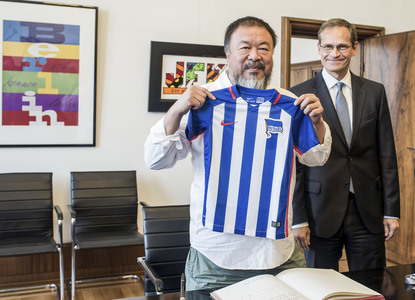 Ai Weiwei beim Eintrag ins Goldene Buch der Stadt Berlin