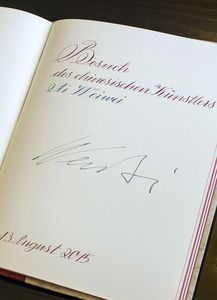 Ai Weiwei beim Eintrag ins Goldene Buch der Stadt Berlin