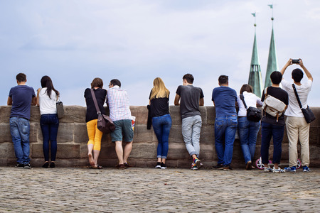 Touristen an der Brüstung der Nürnberger Burg