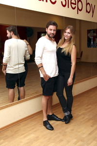 Felix von Jascheroff und Partnerin Lisa Steiner trainieren für 'Stepping Out' in Berlin