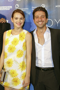 Emilia Schüle, Özgür Yildirim