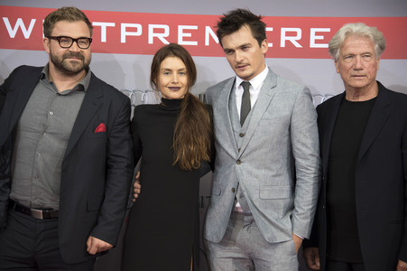 Aleksander Bach, Hannah Ware, Rupert Friend, Jürgen Prochnow