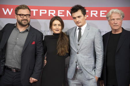 Aleksander Bach, Hannah Ware, Rupert Friend, Jürgen Prochnow