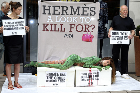 Peta Aktion gegen gegen Krokodilmord in Hamburg