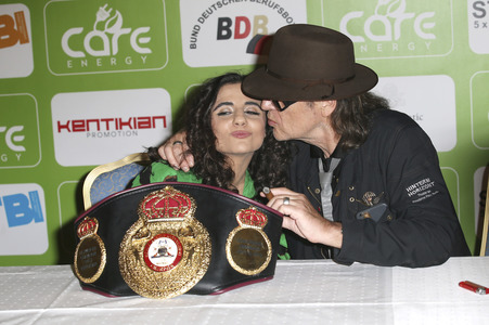 Susi 'Killer-Queen' Kentikian Pressekonferenz