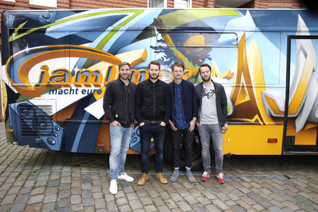 Übergabe vom NestWerk e.V. Jamliner Musikbus an Hamburger Jugendliche