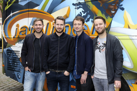 Übergabe vom NestWerk e.V. Jamliner Musikbus an Hamburger Jugendliche