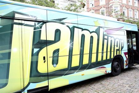 Übergabe vom NestWerk e.V. Jamliner Musikbus an Hamburger Jugendliche