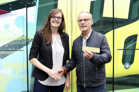 Übergabe vom NestWerk e.V. Jamliner Musikbus an Hamburger Jugendliche