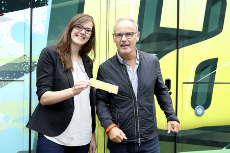 Übergabe vom NestWerk e.V. Jamliner Musikbus an Hamburger Jugendliche
