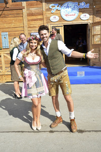 Oktoberfest-Anstich im Fisch Bäda Wiesnstadl in München