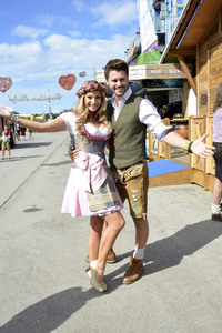 Oktoberfest-Anstich im Fisch Bäda Wiesnstadl in München