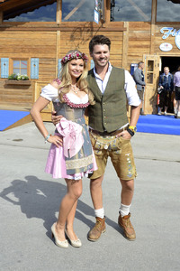 Oktoberfest-Anstich im Fisch Bäda Wiesnstadl in München
