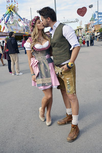 Oktoberfest-Anstich im Fisch Bäda Wiesnstadl in München