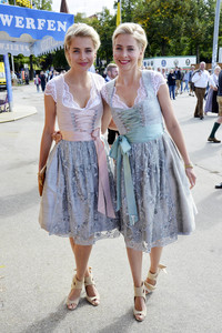 Oktoberfest-Anstich im Fisch Bäda Wiesnstadl in München