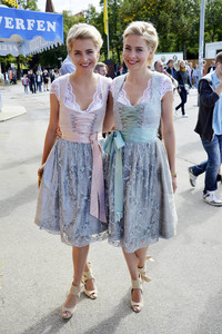 Oktoberfest-Anstich im Fisch Bäda Wiesnstadl in München