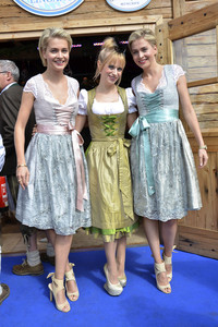 Oktoberfest-Anstich im Fisch Bäda Wiesnstadl in München
