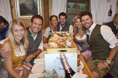 Oktoberfest-Anstich im Fisch Bäda Wiesnstadl in München
