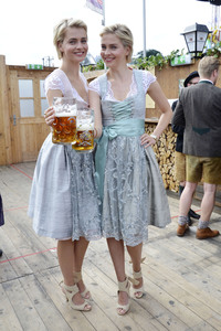 Oktoberfest-Anstich im Fisch Bäda Wiesnstadl in München