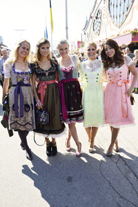 Damen-Wiesn 2015 von Unternehmerin Regine Sixt auf dem Oktoberfest in München