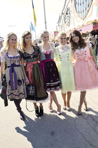 Damen-Wiesn 2015 von Unternehmerin Regine Sixt auf dem Oktoberfest in München