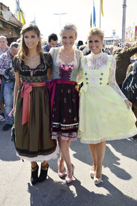 Damen-Wiesn 2015 von Unternehmerin Regine Sixt auf dem Oktoberfest in München
