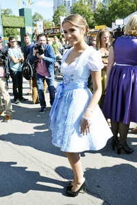 Damen-Wiesn 2015 von Unternehmerin Regine Sixt auf dem Oktoberfest in München